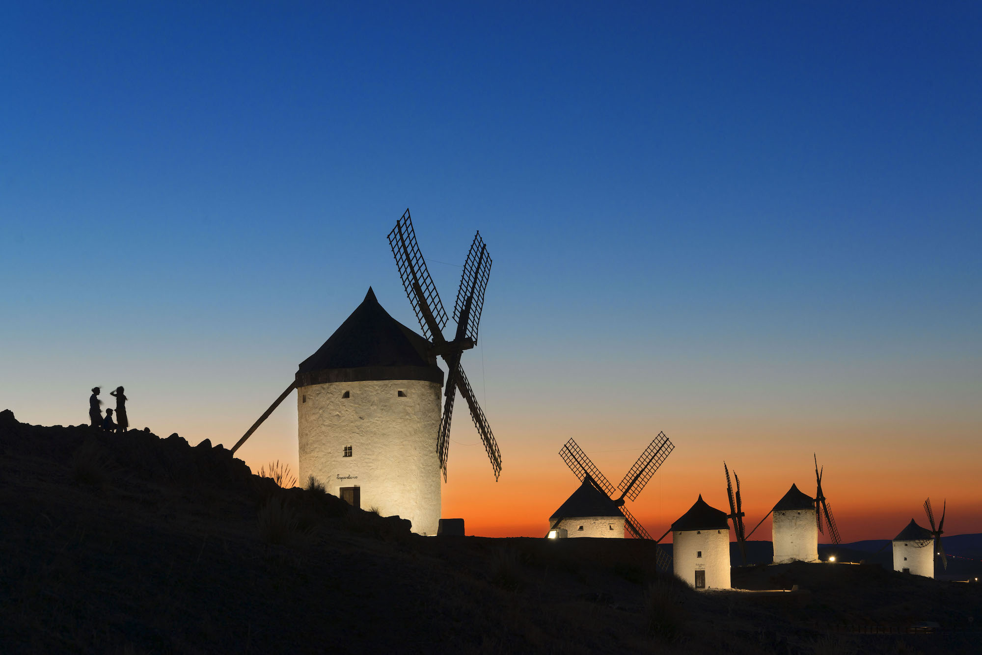 Atardecer en los molinos de Consuegra para una escapada rural inolvidable.