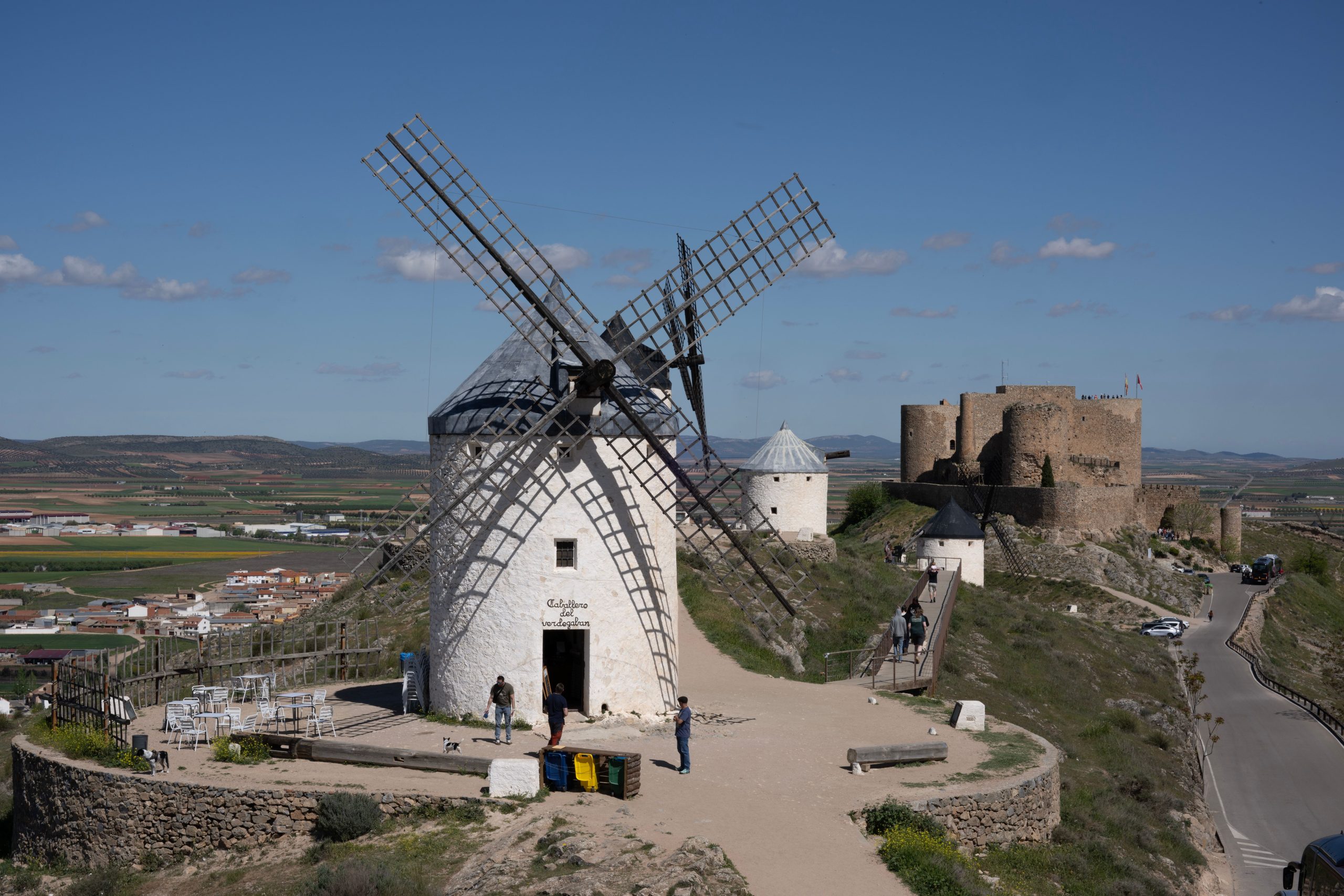 Vista panorámica de los emblemáticos molinos de viento y el castillo de Consuegra, España.